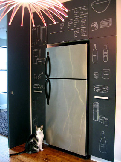 3_appartement_therapy_chalkboardpaint-kitchen-cupboards-at